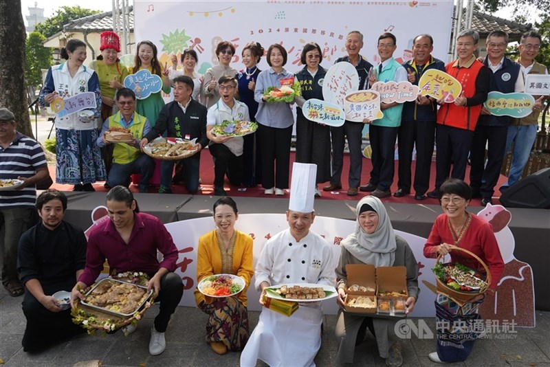 Imigran baru berbagi makanan lezat khas kampung halaman mereka di Festival Imigran Internasional Pingtung. (Sumber Foto : Dokumentasi CNA)