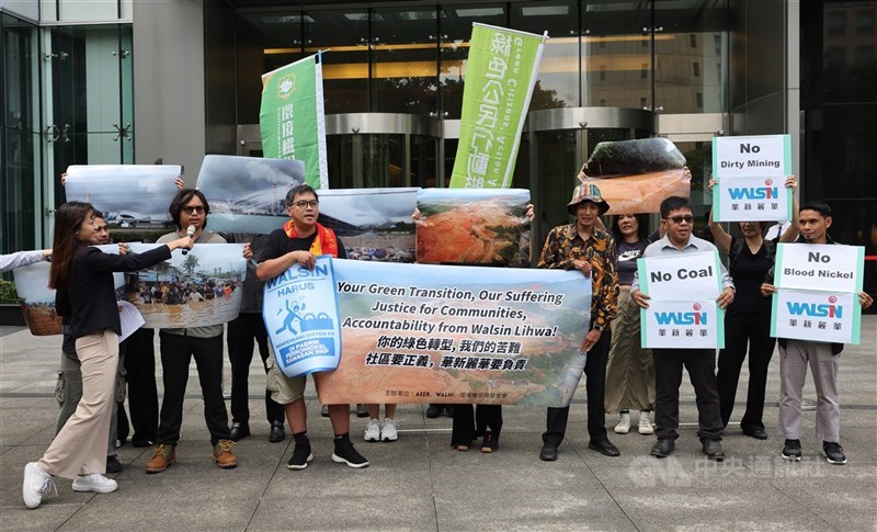 Environmental Rights Foundation, Aksi Ekologi & Emansipasi Rakyat, Wahana Lingkungan Hidup Indonesia, serta warga komunitas dan pekerja menggelar konferensi pers di Taipei, Selasa. (Sumber Foto : CNA, 5 Agustus 2025)