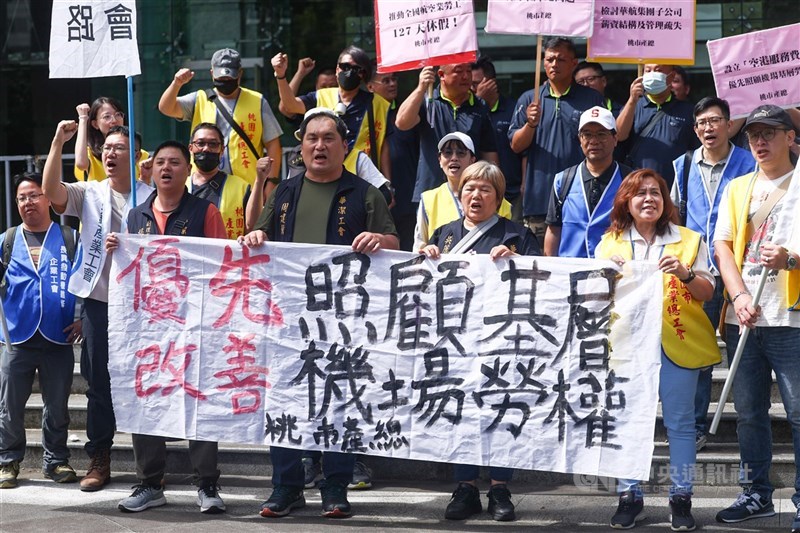 Taoyuan Confederation of Trade Unions menggelar aksi di depan Kementerian Transportasi dan Komunikasi, Senin. (Sumber Foto : CNA, 4 Agustus 2025)