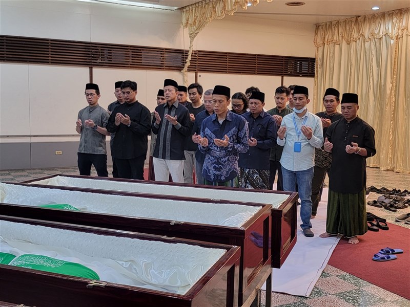KDEI Taipei dengan PCINU pada Minggu (2/8) melakukan prosesi pemulasaran dilaksanakan di Rumah Duka Zhongli. (Sumber Foto : KDEI)