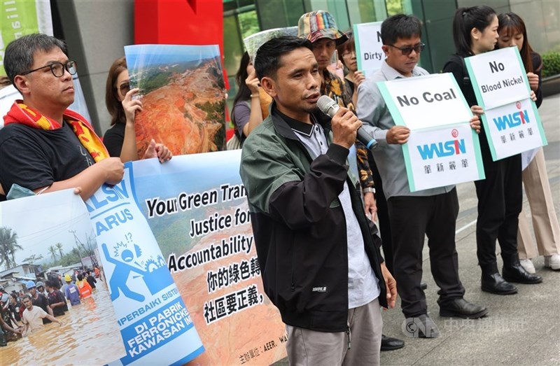 Environmental Rights Foundation, Aksi Ekologi & Emansipasi Rakyat, Wahana Lingkungan Hidup Indonesia, serta warga komunitas dan pekerja menggelar konferensi pers di Taipei, Selasa. (Sumber Foto : CNA, 5 Agustus 2025)