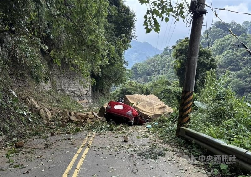 Dua orang, pengemudi dan penumpang, tewas setelah mobil mereka tertimpa longsoran batu di Miaoli. (Sumber Foto : CNA, 6 Agustus 2025)