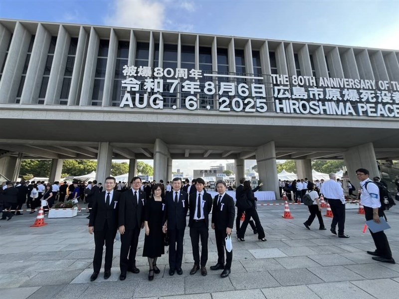 Perwakilan tertinggi Taiwan untuk Jepang, Lee I-yang (ketiga dari kanan), menghadiri Upacara Peringatan Perdamaian Hiroshima ke-80 di Hiroshima, Jepang, hari Rabu. (Sumber Foto : Kantor Perwakilan Ekonomi dan Budaya Taipei di Jepang, 6 Agustus 2025)