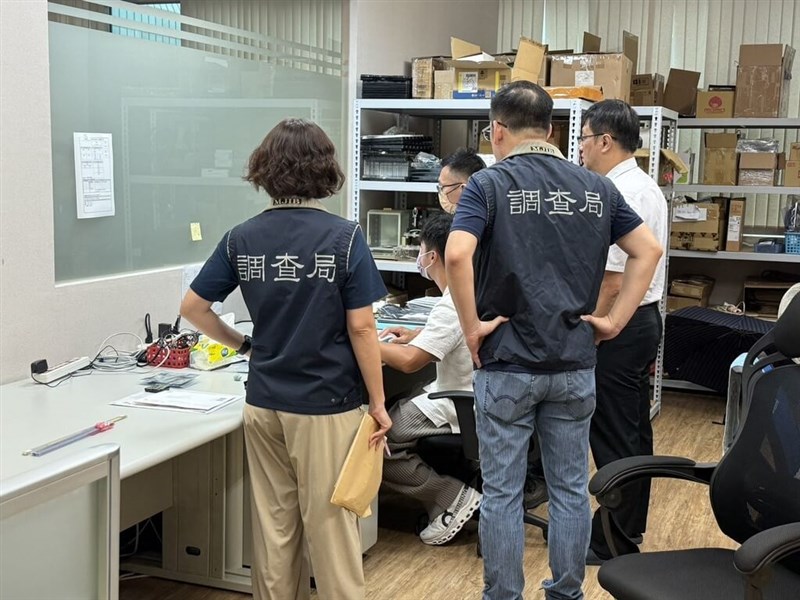 Personel Biro Investigasi menyelidiki dugaan kantor ilegal milik perusahaan teknologi Tiongkok. (Sumber Foto : Biro Investigasi, 7 Agustus 2025)