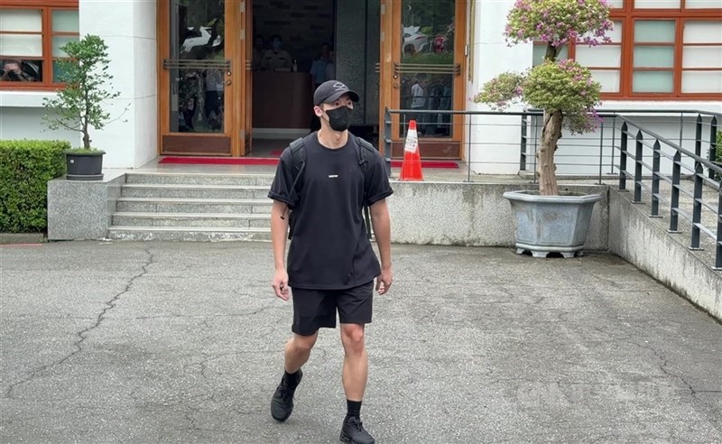 Aktor Taiwan Greg Hsu setelah menyelesaikan wajib militernya pada Rabu. (Sumber Foto : CNA, 7 Agustus 2025)