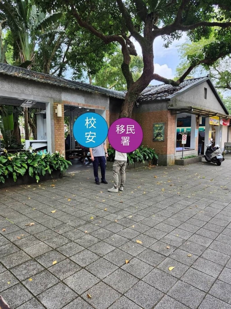 Personel NIA (kanan) dan petugas keamanan kampus di kantin Xiao-Xiao-Fu National Taiwan University, Taipei, Kamis. (Sumber Foto : National Taiwan University Student Association)