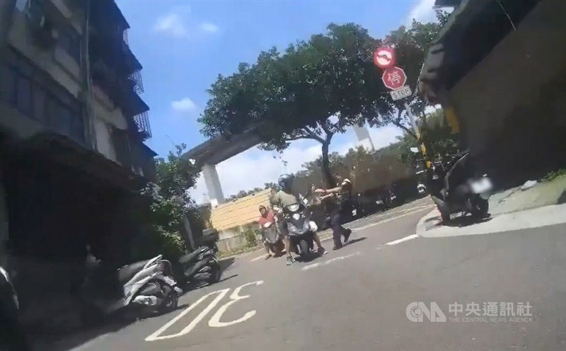 Pengendara motor memberi tumpangan kepada polisi yang sedang mengejar pekerja migran hilang kontak di Distrik Wanhua, Taipei, 7 Agustus. (Sumber Foto : Otoritas setempat)