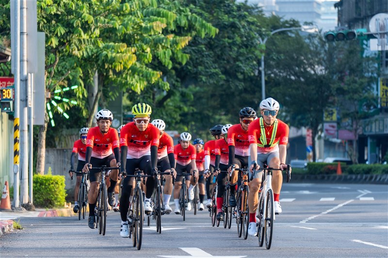 Kepala KDEI Taipei Arif Sulistiyo (depan, kiri) mempimpin pleton Fun Ride 17-an. (Sumber Foto : KDEI Taipei, 11 Agustus 2025)