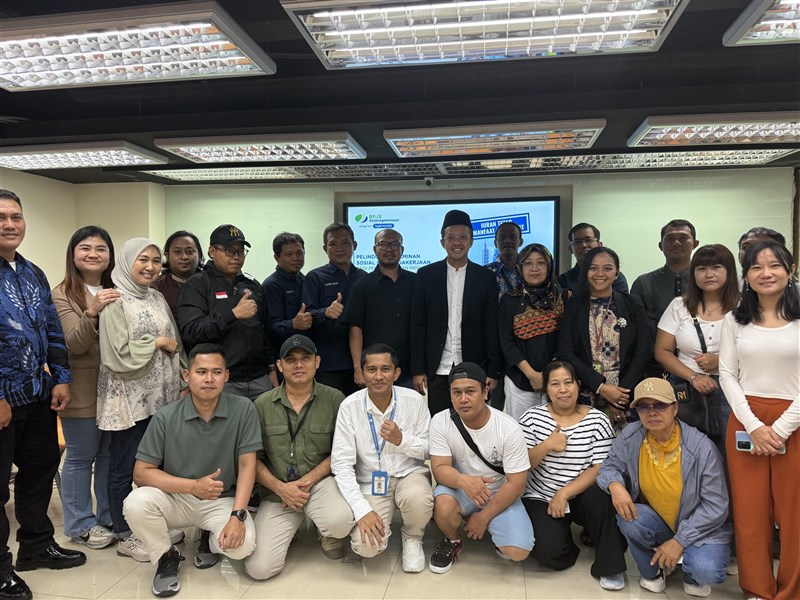 Arif Sulistiyo kepala KDEI (tengah berpeci) berfoto bersama ⁠Iqbal (Asisten Deputi Kepesertaan PMI dan Jasa Konstruksi) (sebelah kiri Arif) bersama para peserta lainnya. (Sumber Foto : CNA, 10 Agu. 2025)