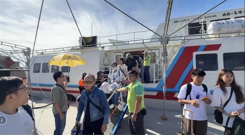 Para penumpang turun dari feri dari Green Island ke Taitung menjelang penangguhan layanan pada Selasa sore. (Sumber Foto : Dokumentasi kontributor pribadi, 12 Agustus 2025)