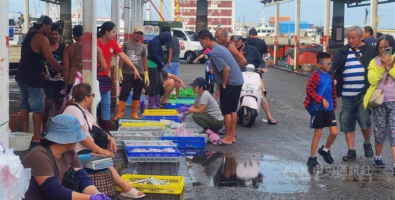 Warga di sebuah pasar ikan Kabupaten Penghu, Rabu. (Sumber Foto : CNA, 13 Agustus 2025)