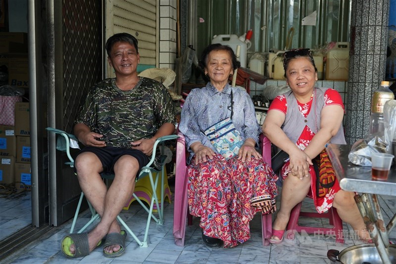 Warga Desa Laiyi menjelaskan Festival Papuljipa. (Sumber Foto : CNA, 10 Agustus 2025)