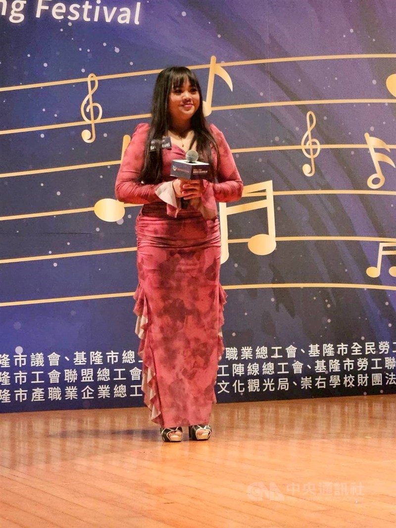 Sri Astutik, PMI penjaga orang tua yang mengikuti lomba menyanyi pekerja migran di Keelung. (Sumber Foto : CNA, 14 Agustus 2025)