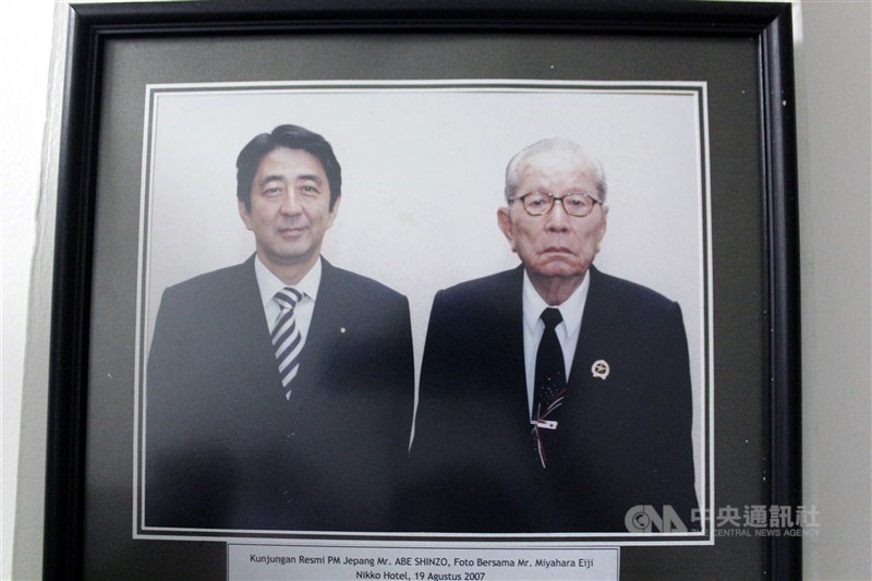 Umar Hartono (kanan) dan mendiang mantan Perdana Menteri Jepang Shinzo Abe. (Sumber Foto : Dokumentasi CNA)
