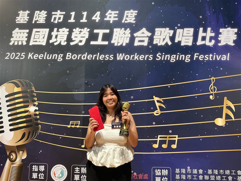 Tina mahasiswi magang membawakan lagu A-Mei berjudul Tīng Hǎi (Listen To The Sea) mendapat juara 3. (Sumber Foto : CNA, 14 Agustus 2025)