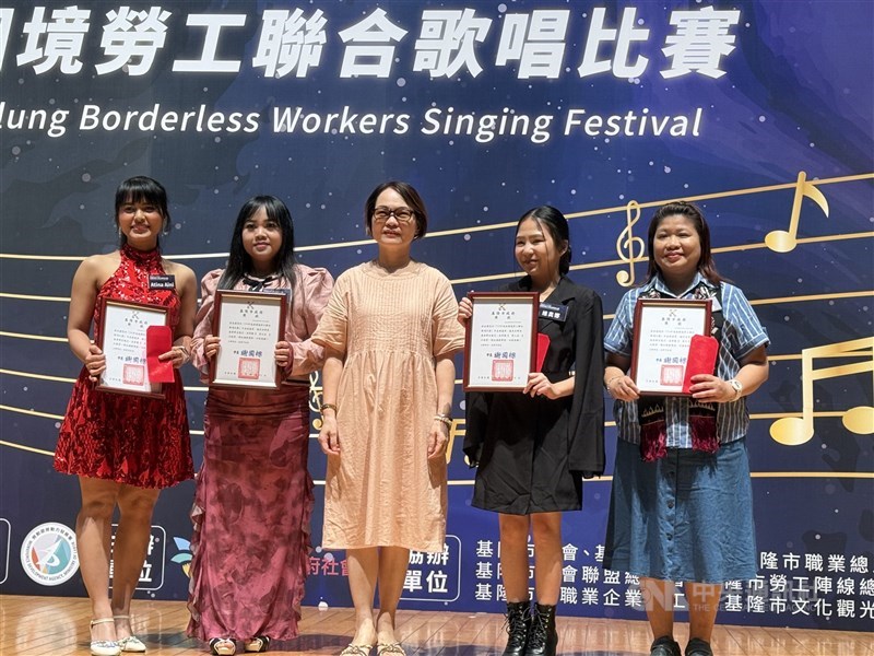 Atina Aini (kiri pertama), Sri Astuti (kiri kedua) dan Viona (kanan kedua) peserta asal Indonesia yang menyabet gelar juara favorit ke-10, 9, 8. (Sumber Foto : CNA, 14 Agustus 2025)