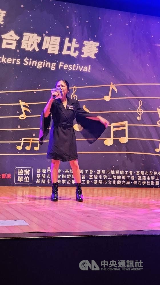 Viona, mahasiswi magang yang menyanyikan lagu "You Raise Me Up". (Sumber Foto : CNA, 14 Agustus 2025)