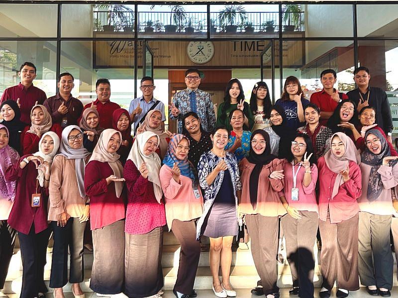 Lokakarya bagi guru-guru lokal di sebuah sekolah dasar di Ketapang, Kalimantan Barat. (Sumber Foto : STUST)