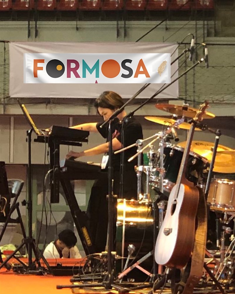 Shinyi Lee memainkan keyboard di sebuah acara bertema Taiwan di Amerika Serikat. (Sumber Foto : Shinyi Lee)