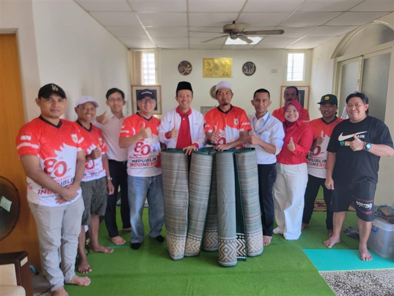 Arif Sulistiyo, kepala KDEI menyumbangkan 6 gulung karpet untuk musala di pelabuhan Aodi. (Sumber Foto : KDEI)