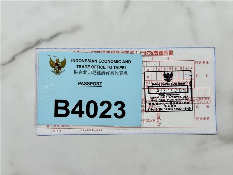 Slip pengambilan paspor. Setelah 4 hari kerja paspor bisa diambil. (Sumber Foto : CNA)