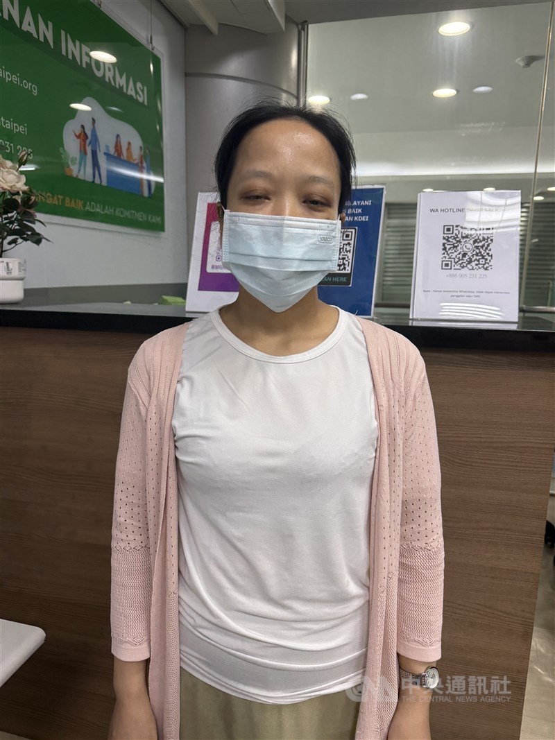 Salah seorang pekerja migran perawat lansia bernama Kumi Lailatul mengatakan bahwa sangat mudah melakukan penggantian paspor secara mandiri. (Sumber Foto : CNA)