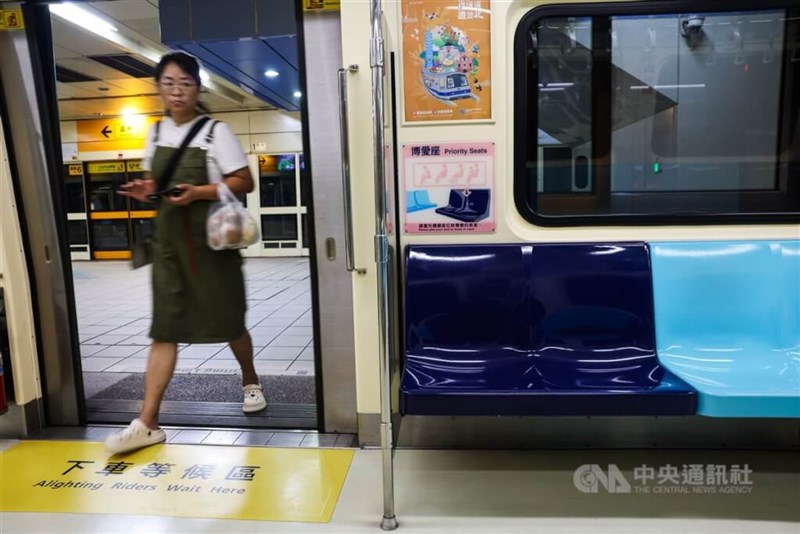 Gerbong MRT Taipei dengan "kursi persaudaraan". (Sumber Foto : Dokumentasi CNA)