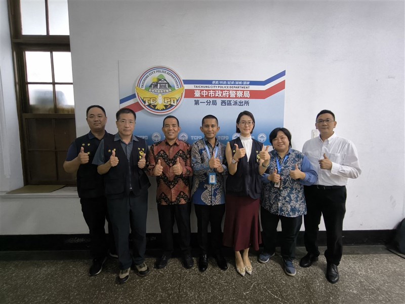 Kadir, analis bidang ketenagakerjaan KDEI (keempat dari kanan) bersama analis KDEI Kus Fiandar Yusuf (ketiga dari kiri), seusai pertemuan bersama kepolisian Taichung. (Sumber Foto : KDEI Taipei)
