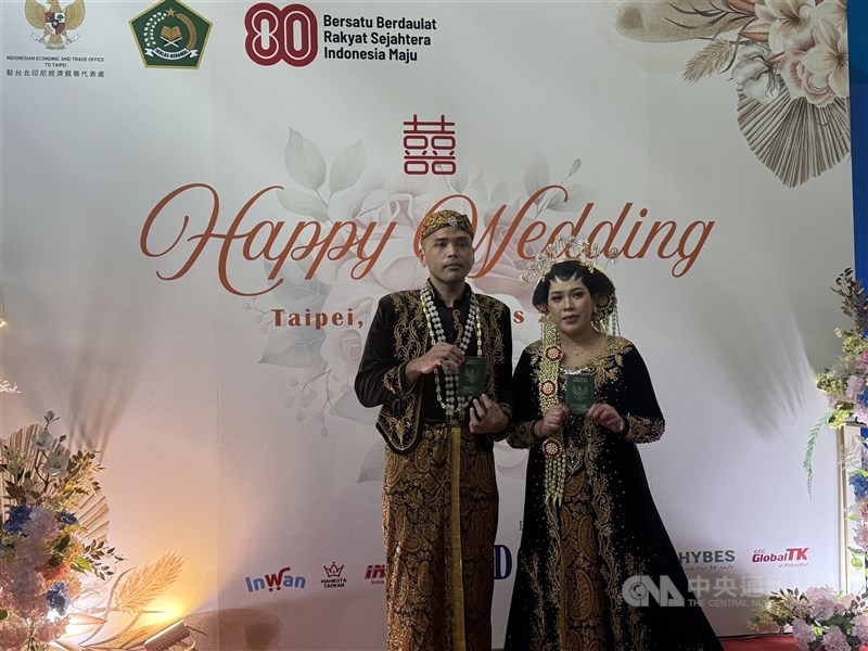 Krisna (kanan) dan Ari (kiri) dijumpai CNA sesuai akad nikah mengungkapkan bahwa mereka bersyukur bisa menikah di Taiwan karena tidak dapat cuti pulang ke Indonesia untuk menikah karena kontrak kerja. (Sumber Foto : CNA, 24 Agu.2025)