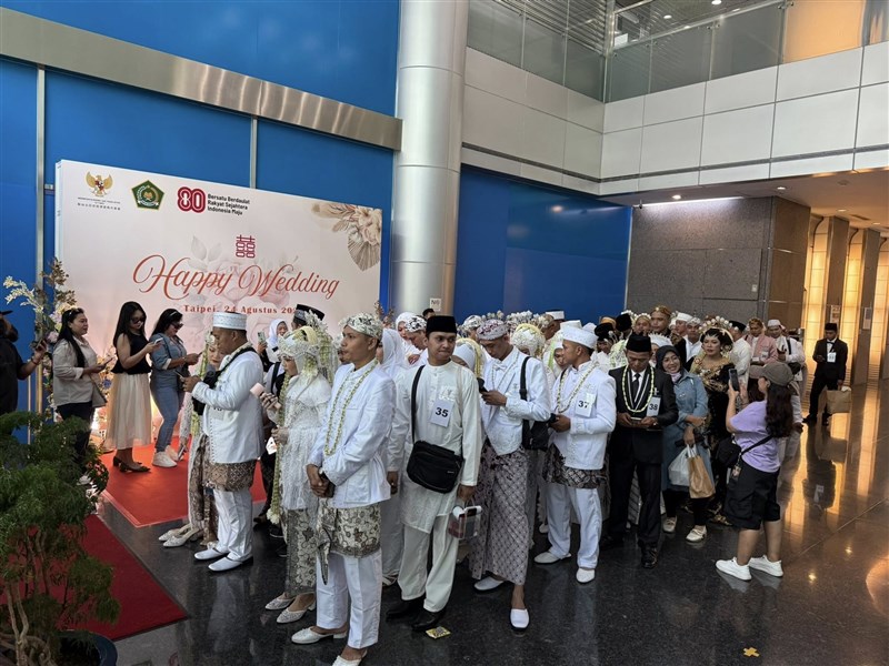 Sebanyak 87 pasangan dinikahkan secara massal oleh KDEI Taipei. (Sumber Foto : KDEI, 24 Agu. 2025)