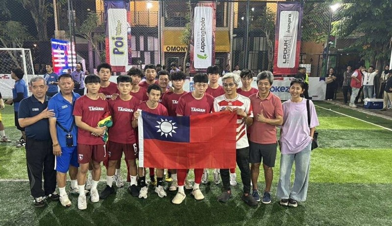 Tim Taiwan mengenakan seragam bertuliskan "Taiwan" dan memegang bendera negara Republik Tiongkok (ROC) dalam ajang Asia Fournations 2025, Festival Minisoccer Indonesia. (Sumber Foto : FC Vikings)