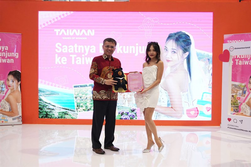 Steffy Ai (kanan) dalam acara promosi pariwisata Taiwan di Central Park Mall, Jakarta, Sabtu. (Sumber Foto : Direktorat Jenderal Pariwisata)
