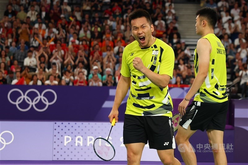 Lee Yang (depan) dalam pertandingan final ganda putra bulu tangkis Olimpiade Paris 2024, di mana ia bersama pasangannya Wang Chi-lin meraih emas. (Sumber Foto : Dokumentasi CNA)