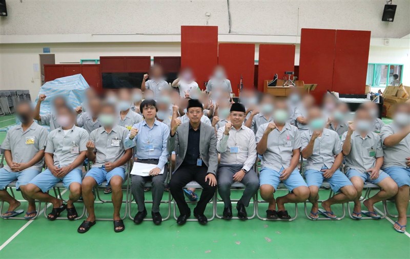 Kepala Kantor Dagang dan Ekonomi Indonesia di Taipei, Arif Sulistiyo beserta jajarannya mengunjungi 39 warga negara Indonesia di penjara Taipei. (Sumber Foto : KDEI Taipei)