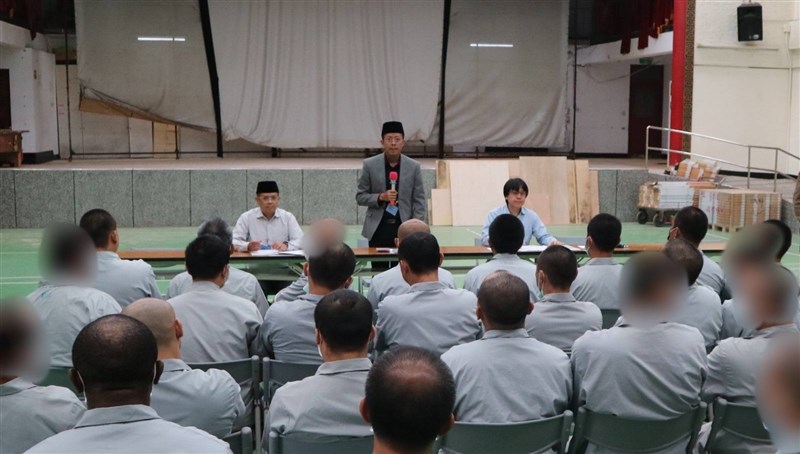 Arf Sulistiyo, Kepala KDEI Taipei berdialog bersama para tahanan WNI. (Sumber Foto : KDEI)