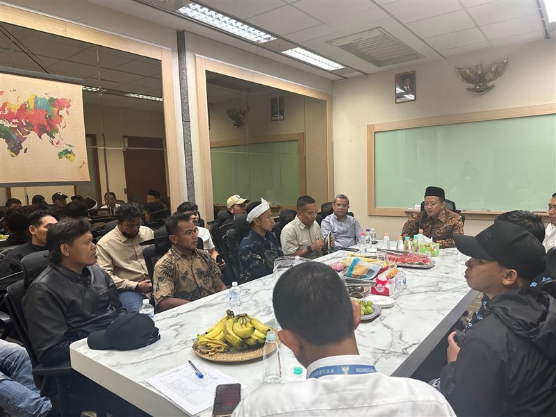 Kepala Kantor Dagang dan Ekonomi Indonesia (KDEI) Taipei, Arif Sulistiyo, melakukan pembinaan terhadap panitia penyelenggara kegiatan hiburan di Chiayi pada Minggu sore (24/8). (Sumber Foto : KDEI)