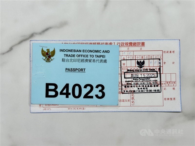 Slip pengambilan paspor. Setelah 4 hari kerja paspor bisa diambil. (Sumber Foto : CNA)