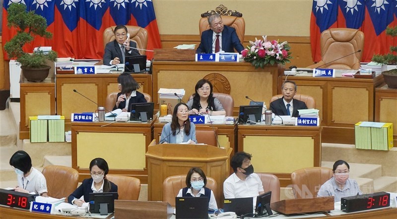 Wakil Kepala Departemen Transportasi Kota New Taipei Lin Li-chu (tengah, jas biru) dalam pertemuan di Dewan Kota. (Sumber Foto : CNA, 28 Agustus 2025)