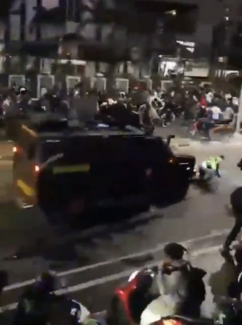 Kendaraan taktis kepolisian melindas seorang ojek daring di Pejompongan, Jakarta, Kamis malam. (Sumber Foto : Dok. Istimewa)