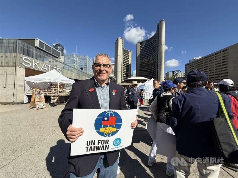 Richard Clough, yang istrinya berasal dari Taiwan, menghadiri unjuk rasa di Toronto pada hari Minggu. (Sumber Foto : CNA, 1 September 2025)