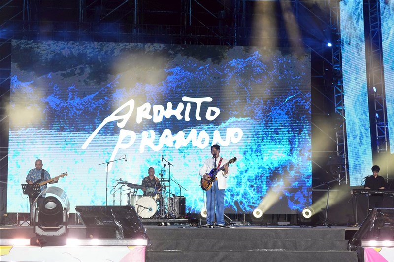 Penyanyi Indonesia Ardhito Pramono di Taoyuan Pearl Coast International Music Festival pada Minggu. (Sumber Foto : Pemerintah Kota Taoyuan)