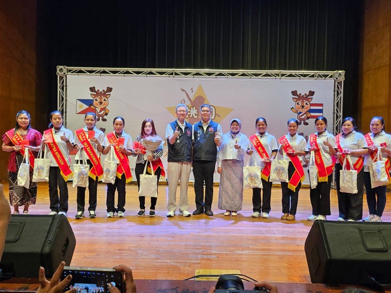 Sebanyak 13 pekerja migran Indonesia (PMI) sektor informal dan formal meraih penghargaan bergengsi sebagai pekerja asing teladan. Sumber Foto : KDEI)
