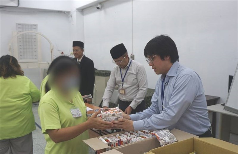 KDEI Taipei juga memberikan bantuan logistik kepada tahanan wanita Indonesia di penjara Taoyuan. (Sumber Foto : KDEI)