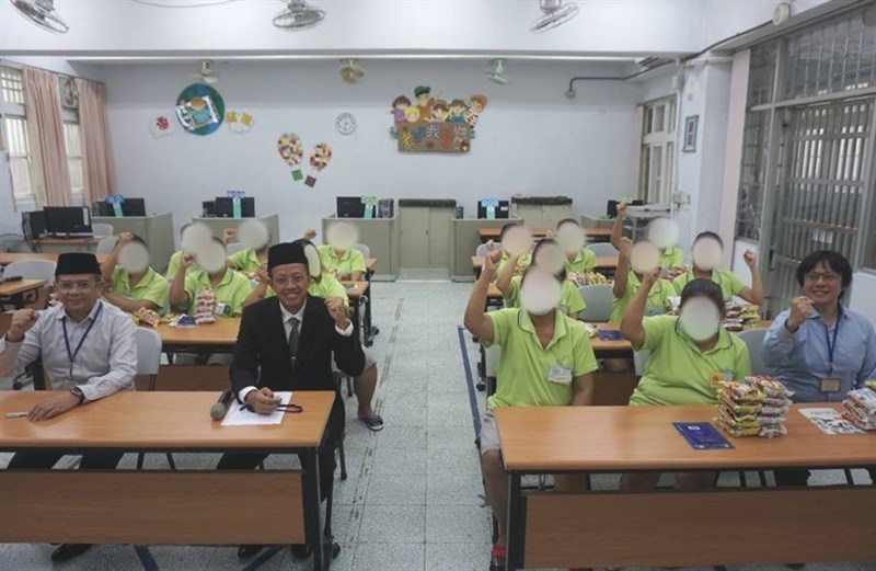 Kepala KDEI (jas hitam) duduk di antara para tahanan wanita. (Sumber Foto : KDEI).