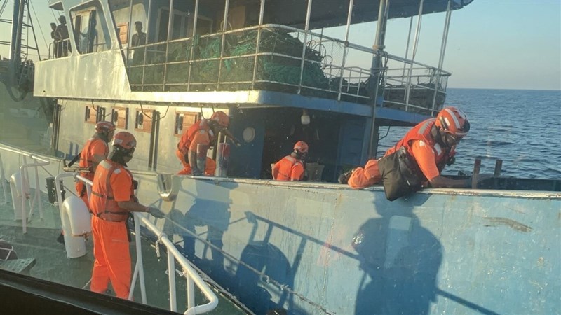 CGA menyita sebuah kapal nelayan Tiongkok tanpa nama di lepas pantai Xiaomen hari Sabtu. (Sumber Foto : CGA, 6 September 2025)