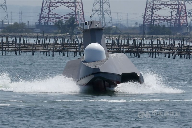 Kendaraan permukaan tak berawak untuk keperluan militer pertama buatan dalam negeri Taiwan, "Endeavor Manta". (Sumber Foto : CNA, 25 Maret 2025)