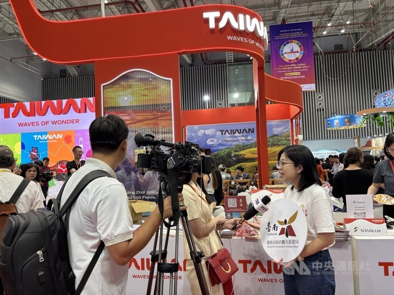 Seorang pejabat dari Biro Pariwisata Kota Tainan berbicara di dalam Paviliun Taiwan pada Pameran Wisata Internasional ke-19 di Kota Ho Chi Minh. (Sumber Foto : CNA, 7 September 2025)