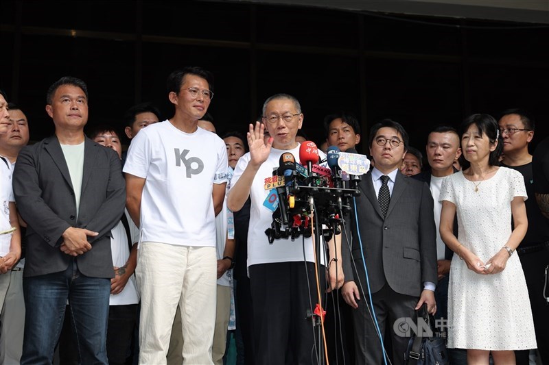 Didampingi Ketua TPP Huang Kuo-chang (kedua dari kiri), Ko Wen-je (ketiga dari kiri) berpidato di hadapan para pendukung dan media lokal di luar Pengadilan Distrik Taipei pada Senin. (Sumber Foto : CNA, 8 September 2025)