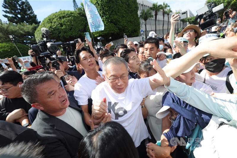 Mantan Ketua Partai Rakyat Taiwan, Ko Wen-je (tengah), di tengah kerumunan para pendukung dan media lokal setelah dibebaskan dengan jaminan NT$70 juta pada Senin. (Sumber Foto : CNA, 8 September 2025)