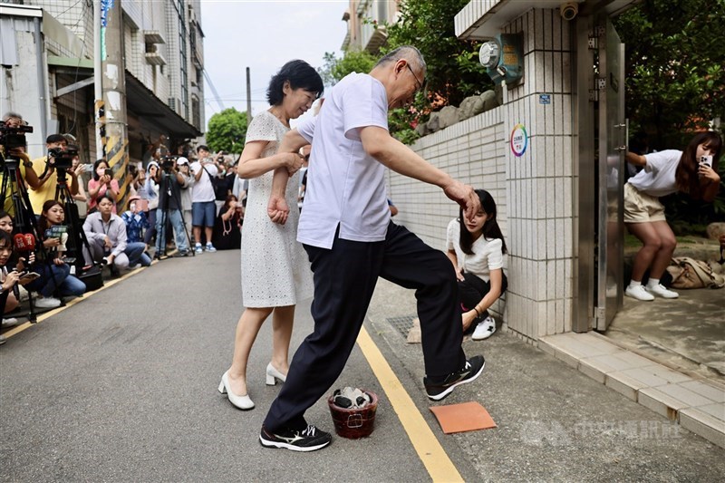 Ko Wen-je (depan) ditemani istrinya, Chen Pei-chi saat akan masuk ke rumah di Hsinchu pada Selasa. (Sumber Foto : CNA, 8 September 2025)